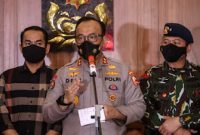 Kadiv Humas Polri Irjen Pol Dedi Prasetyo (kiri) bersama Dirtipidum Bareskrim Polri Brigjen Andi Rian Djajadi (tengah) memberikan keterangan pers di Mako Brimob, Kelapa Dua, Depok, Jawa Barat, Kamis (11/8/2022). Timsus memeriksa Irjen Ferdy Sambo untuk yang pertama kali sebagai tersangka kasus dugaan pembunuhan terhadap Brigadir Norfiansyah Yoshua Hutabarat (Brigadir J) yang dalam keterangannya kepada timsus mengaku marah dan emosi setelah mendapat laporan dari istrinya Putri Candrawathi yang mengaku mengalami tindakan yang melukai martabat keluarga. ANTARA FOTO/Asprilla Dwi Adha/tom.