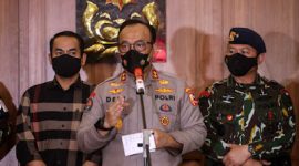 Kadiv Humas Polri Irjen Pol Dedi Prasetyo (kiri) bersama Dirtipidum Bareskrim Polri Brigjen Andi Rian Djajadi (tengah) memberikan keterangan pers di Mako Brimob, Kelapa Dua, Depok, Jawa Barat, Kamis (11/8/2022). Timsus memeriksa Irjen Ferdy Sambo untuk yang pertama kali sebagai tersangka kasus dugaan pembunuhan terhadap Brigadir Norfiansyah Yoshua Hutabarat (Brigadir J) yang dalam keterangannya kepada timsus mengaku marah dan emosi setelah mendapat laporan dari istrinya Putri Candrawathi yang mengaku mengalami tindakan yang melukai martabat keluarga. ANTARA FOTO/Asprilla Dwi Adha/tom.